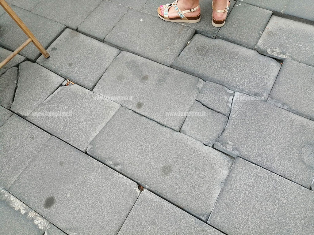 Piazza-mazzini-pavimentazione-divelta4_44f1c.jpg