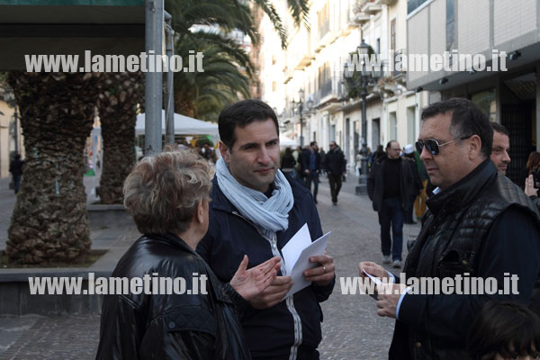 Piccioni-gazebo-sindaco-aprile2014.jpg