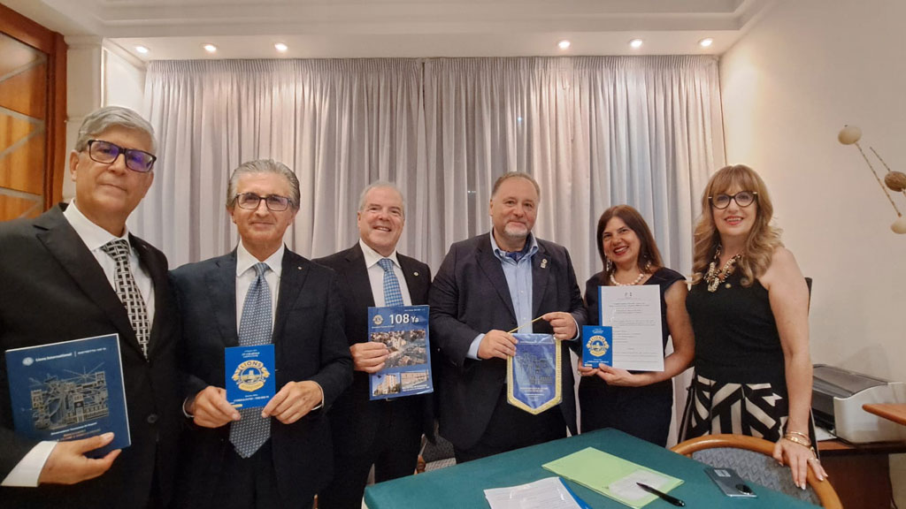Pira-con-i-rappresentanti-del-club-di-Corigliano_acdfe.jpg