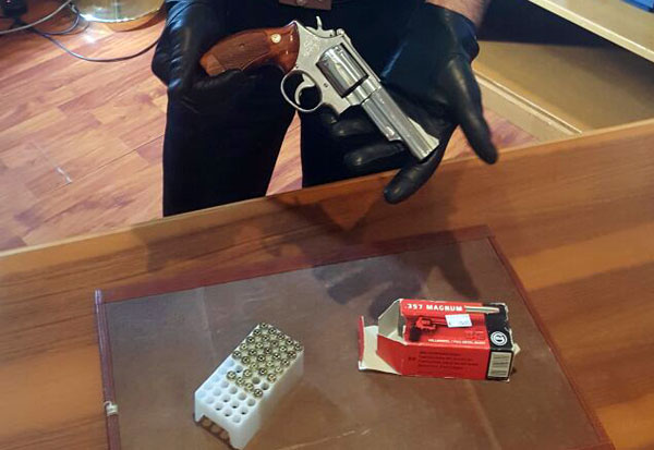 Perquisizioni carabinieri a Cosenza: 11 denunce, rinvenuta pistola Smith&Wesson pronta all’uso