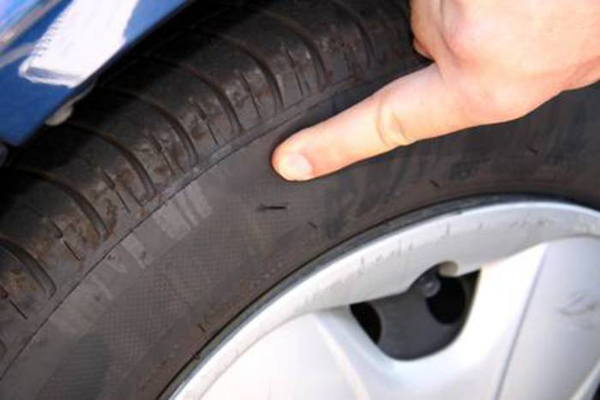Calabria: tagliati pneumatici automobile di sacerdote a Vibo