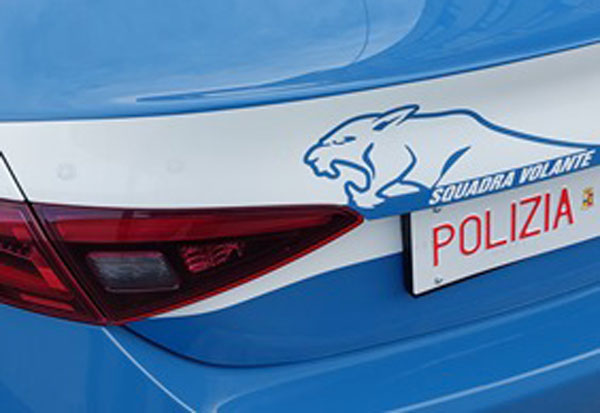 Si barrica in casa e minaccia di farsi esplodere: Polizia e vigili del fuoco salvano un uomo a Reggio