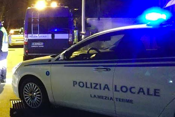 Lamezia: ubriaca alla guida sbatte contro auto parcheggiata, ritirata patente a 44enne