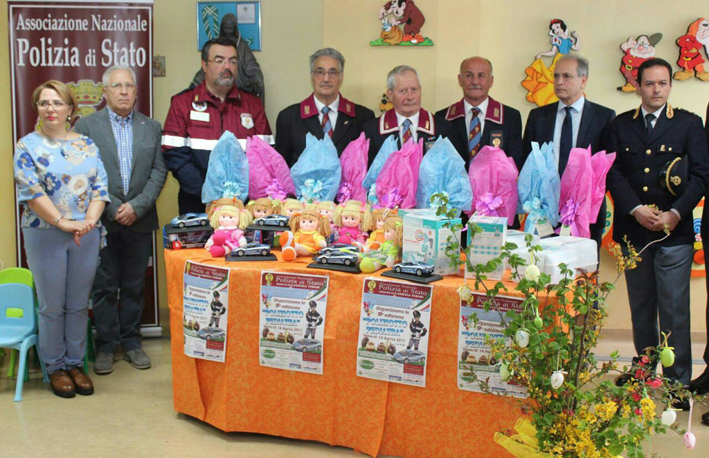 Lamezia: “Poliziotto in Pediatria”, consegnate uova pasquali ai piccoli pazienti del reparto
