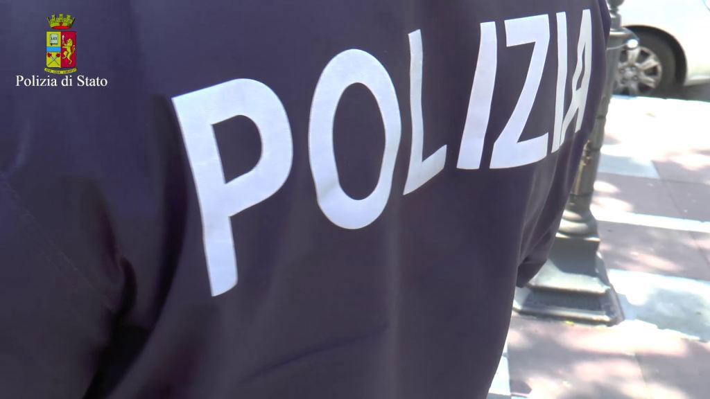 Viaggiavano su motorino rubato e senza patente, 2 arresti a Reggio Calabria 