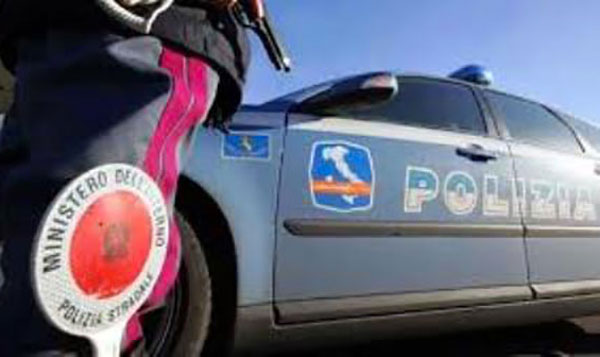 Anziana partita dalla Calabria e "dimenticata" in area di servizio, soccorsa da Polizia