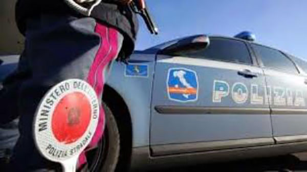 Bus di studenti partito dalla Calabria bloccato in A1: era senza assicurazione