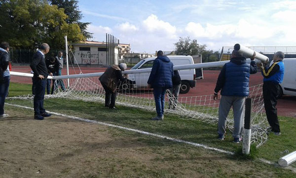 Vandali in azione nello stadio di Castrovillari, segati pali porta