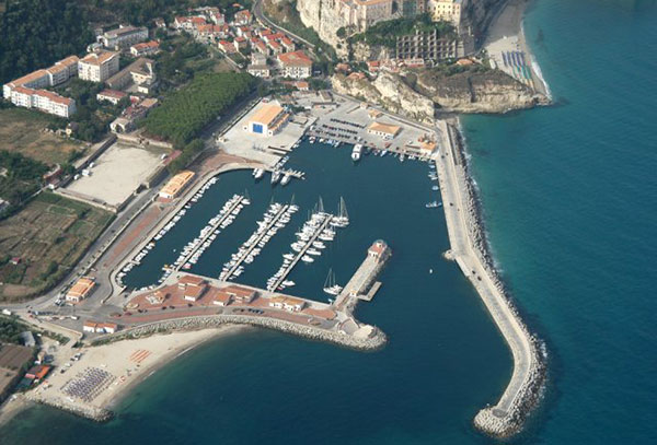 Sceicco giunto nel porto di Tropea su uno yatch risultato positivo, è ricoverato a Catanzaro