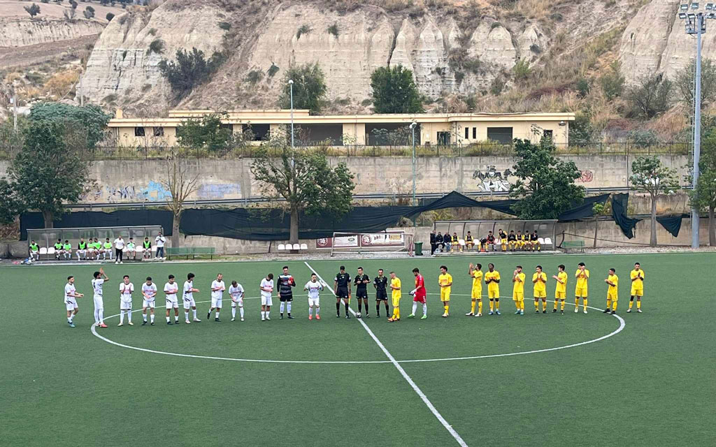 Pro-Pellaro-e-Atletico-Maida-a-centrocampo-prima-del-fischio-inizio_cb42b.jpg