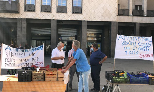 Ambulanti davanti Comune Cosenza, proteste per mancata apertura spazio loro riservato