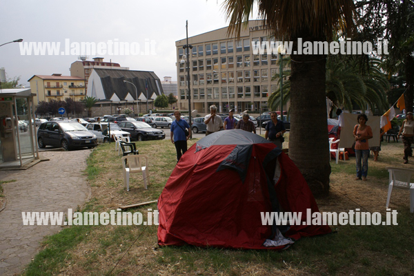 Lamezia: Continua la protesta della “Malgrado Tutto” in piazza della Repubblica
