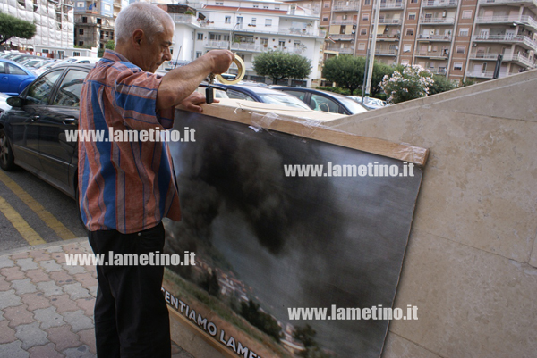  Lamezia: Fumi campo rom, cittadino protesta davanti Tribunale