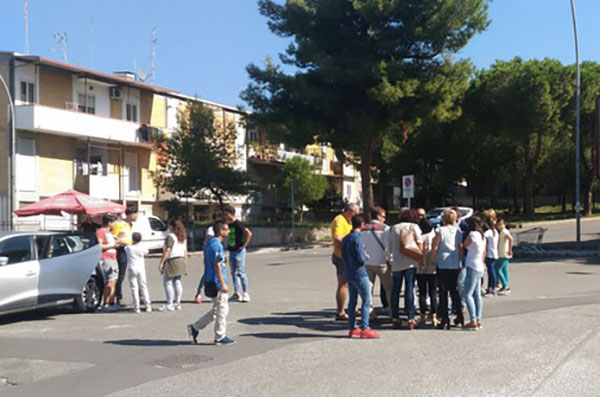 Protesta a Reggio contro centro accoglienza migranti minorenni