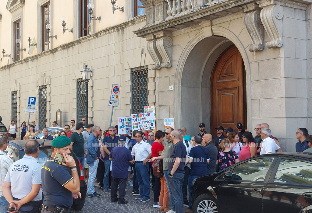 Protesta-del-Terzo-SettoreCatanzarode-4a3a-9633-c90793cd70ed_14eb2.jpg