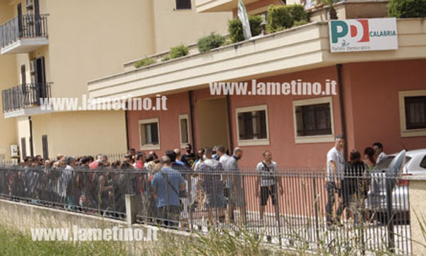 Lamezia: Vertenza Infocontact, lavoratori manifestano in sede Pd regionale