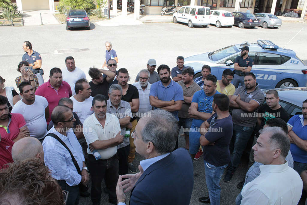 Lamezia, cittadini rom protestano davanti al Comune