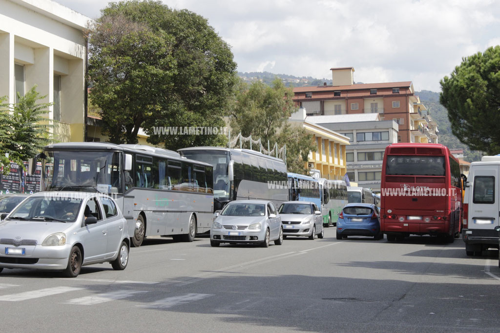 Pullman in sosta in via Moro sabato mattino.jpg