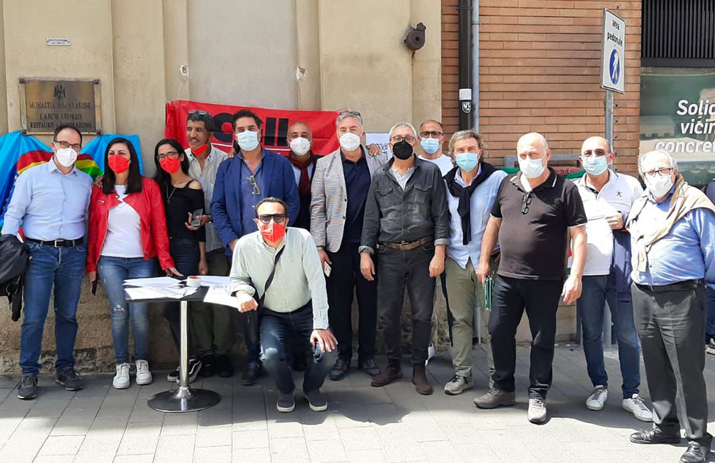 “Nessun profitto sulla pandemia”: raccolta firme di Cgil, Cisl e Uil anche a Catanzaro, Crotone e Vibo