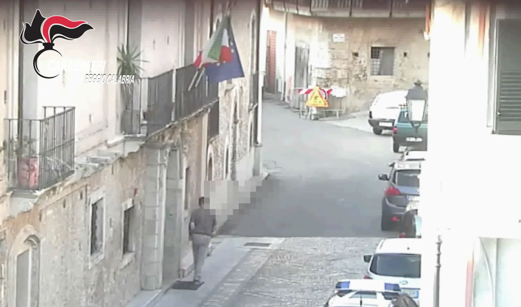 Operazione “Fuori dal Comune”, facevano shopping in orario di lavoro: 11 misure cautelari nella locride - VIDEO