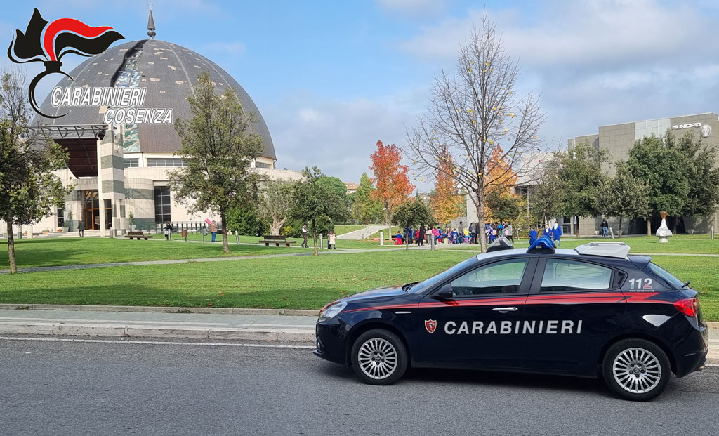 Ai domiciliari allestisce ‘market’ di droga in casa, arrestato a Rende