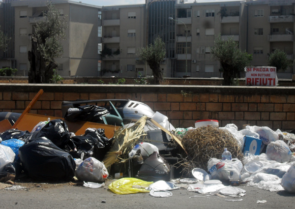 Associazione Quartiere Capizzaglie: “Via Amendola è una discarica a cielo aperto, Comune intervenga per bonifica”