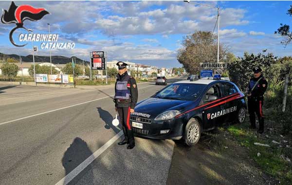 Rubano autocarro in azienda agricola e si danno alla fuga, un arresto e un ricercato nel catanzarese