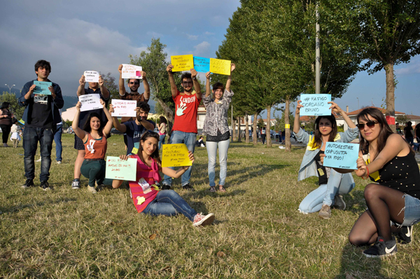 Lamezia: 'Parole in movimento', flashmob dei ragazzi di Manifest 