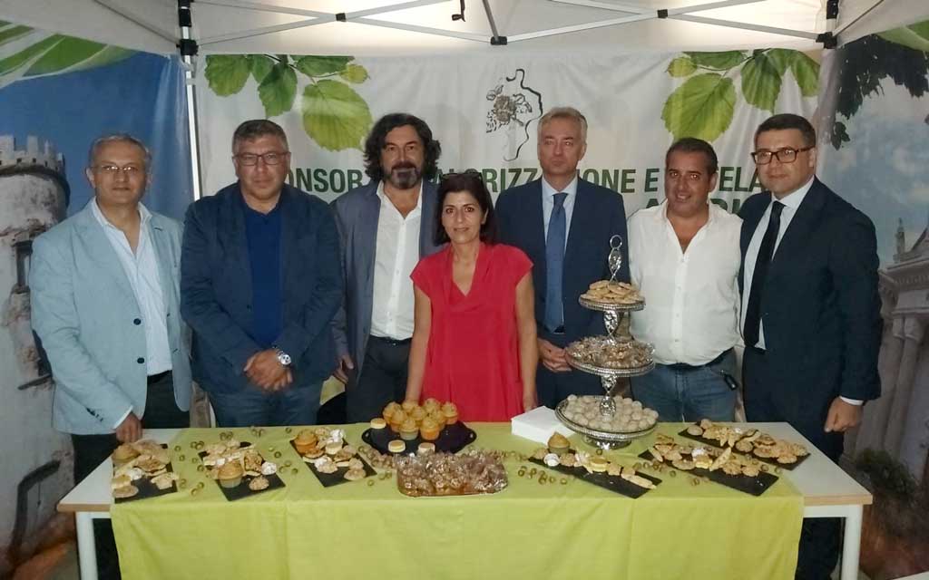 Rappresentanti_istituzionali_presso_lo_stand_della_nocciola_4d41d.jpg