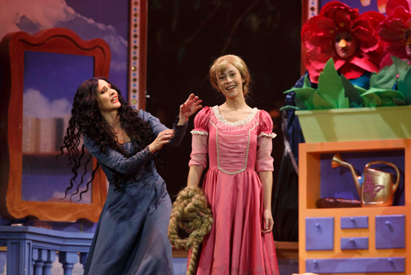 Lorella Cuccarini interpreta “Madre Gothel” di Rapunzel al Teatro Rendano