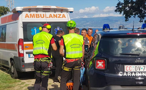 Uomo cade in burrone e muore, recuperato corpo