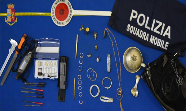 Furti in abitazione di preziosi e orologi a Reggio: Polizia arresta 3 persone