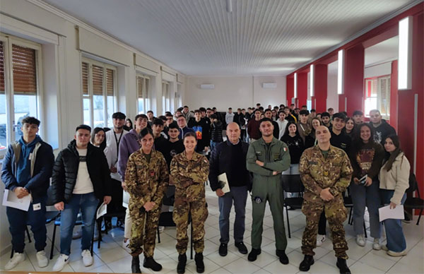 Lamezia, il 2° reggimento ‘Sirio’ incontra studenti dell'istituto ‘Valentino De Fazio’