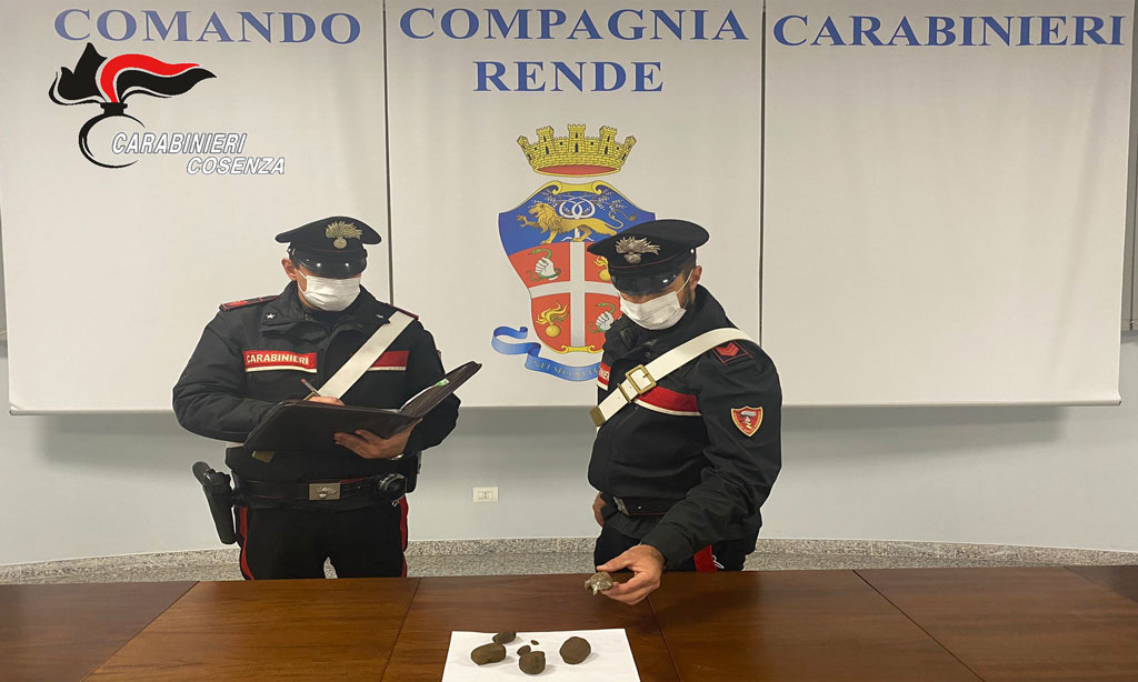 Giovane trovato in possesso di droga, arrestato a Rende