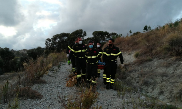 Vasto incendio a Montebello Ionico, soccorso anche uomo rimasto ustionato
