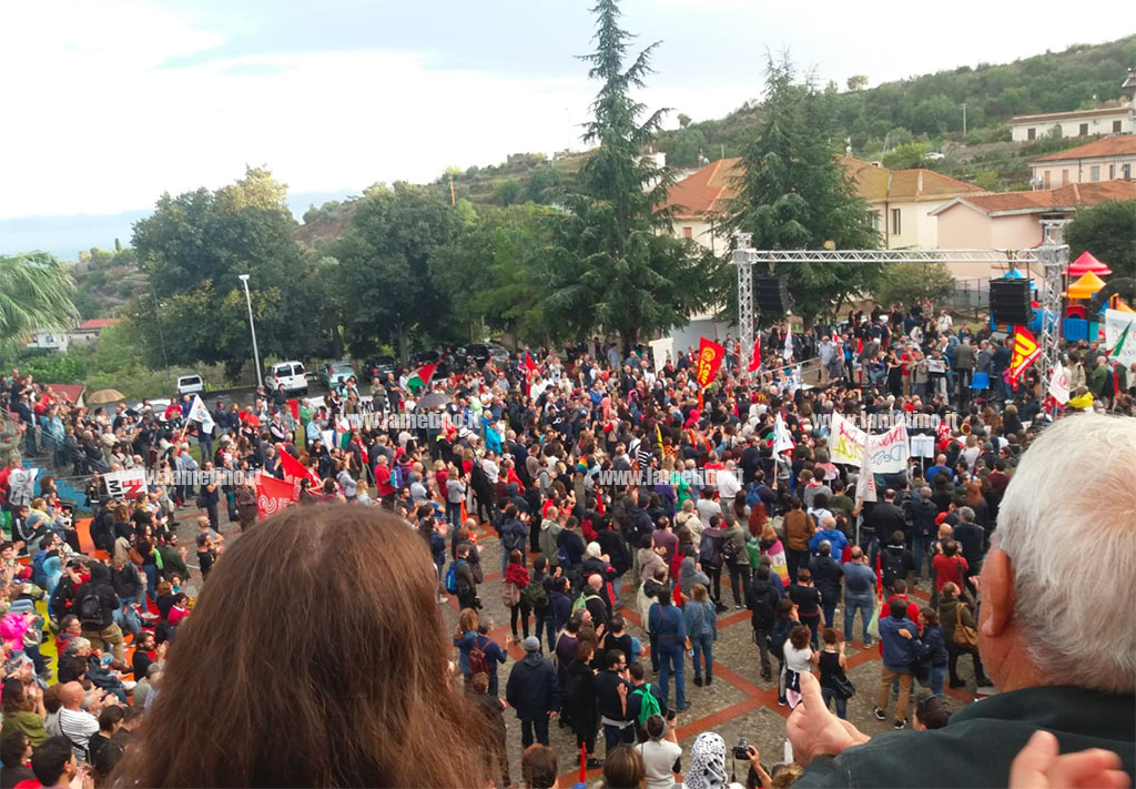 Manifestazione a Riace: in migliaia per solidarietà a Lucano 