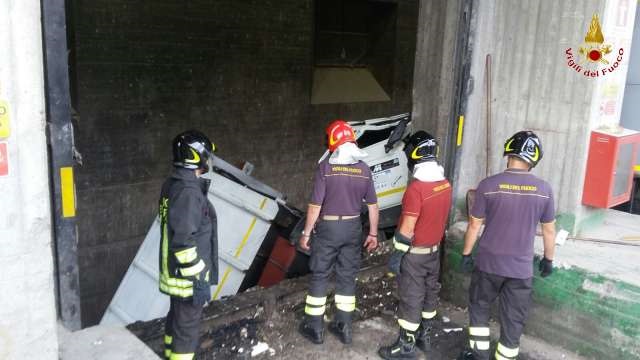 Ribaltamento_autocompattatore1.jpg