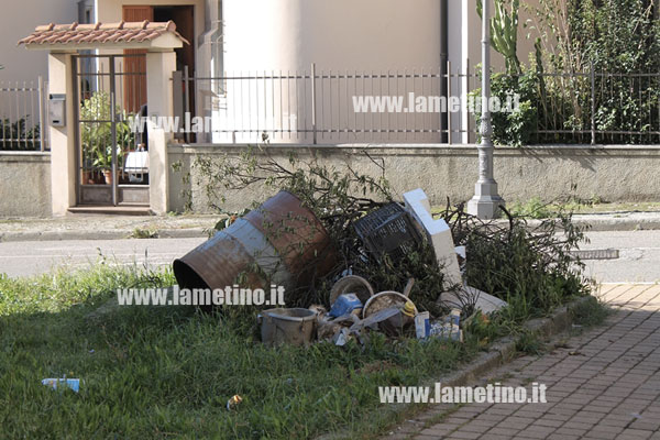 Rifiuti-abbandonati-via-terme-sambiase-ter.jpg