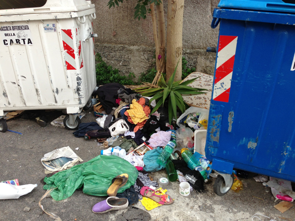 Rifiuti-in-via-trento-sett-2013.jpg
