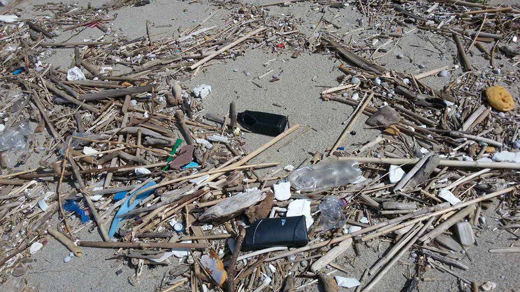 Microplastiche e rifiuti nei mari Jonio e Tirreno, Arpacal avvia elaborazione dati