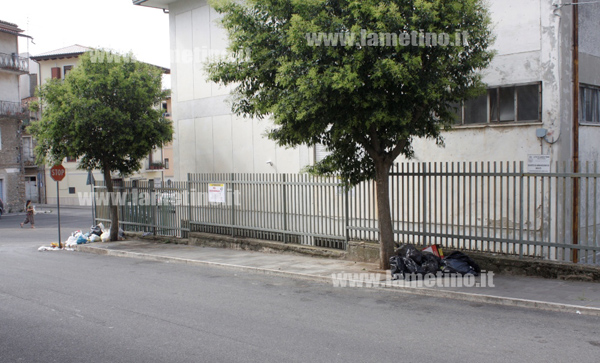 Rifiuti-via-Leopardi-sambiase2.jpg