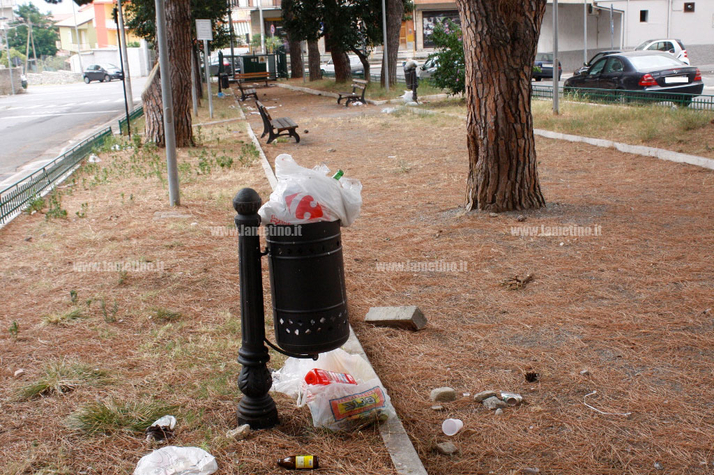 Rifiuti-via-garibaldi-sambiase-3.jpg