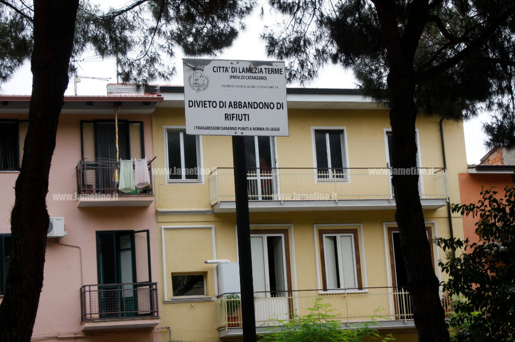 Rifiuti-via-garibaldi-sambiase-4.jpg
