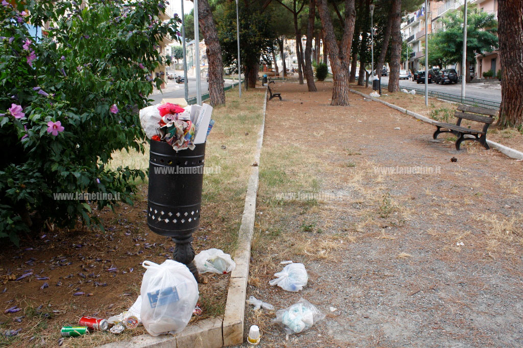 Rifiuti-via-garibaldi-sambiase-5.jpg