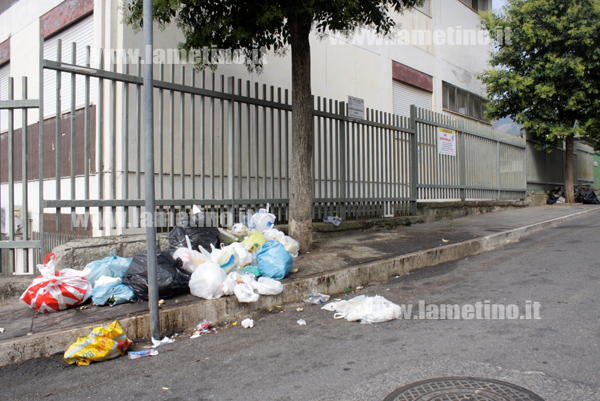 Lamezia: Cumuli rifiuti davanti Istituto Borrello – Fiorentino