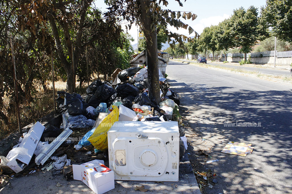 Lamezia: rifiuti e lampioni senza fari in via Scarpino, la segnalazione del Comitato Liberi Cittadini