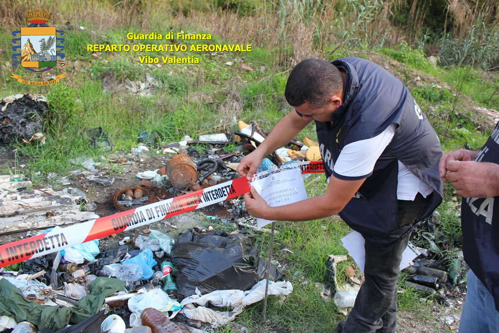 Scoperta discarica rifiuti pericolosi nel vibonese, denunciato proprietario terreno