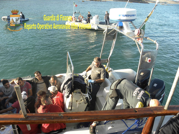 Calabria: Arrestato scafista nel crotonese, si fingeva sordomuto 