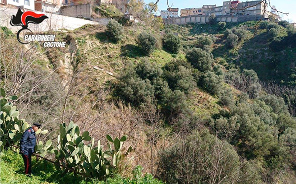 Anziano cade in un dirupo a Rocca di Neto, salvato dai carabinieri