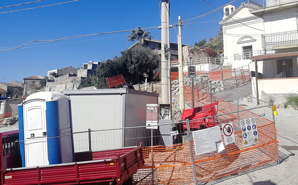 Incendio danneggia un cantiere edile a Roccella Ionica